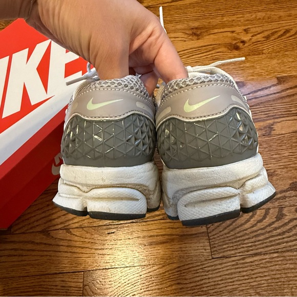Nike Air Zoom Vomero 5 Sneakers / Cobblestone and Light Bone / Sz 8 - Picture 6 of 8